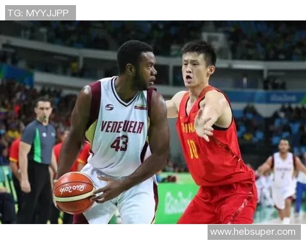 重庆篮球队在世界杯预选赛中以80分高居积分榜首位展现强劲实力