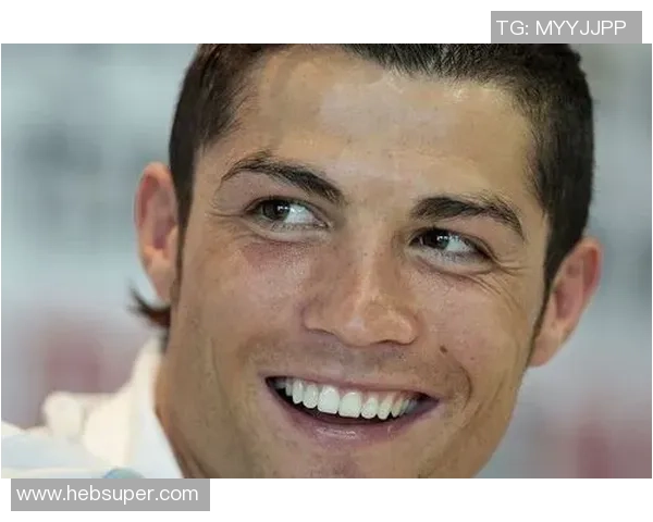 阳光下的足球明星展现迷人笑容的瞬间与激情 阳光下的足球明星展现迷人笑容的瞬间与激情